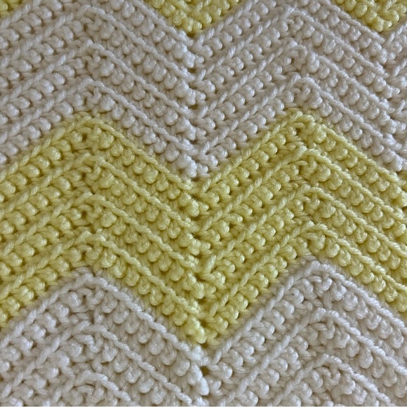 Vintage Handmade Crochet Knit Afghan Yellow And White Chevron - Picture 2 of 4